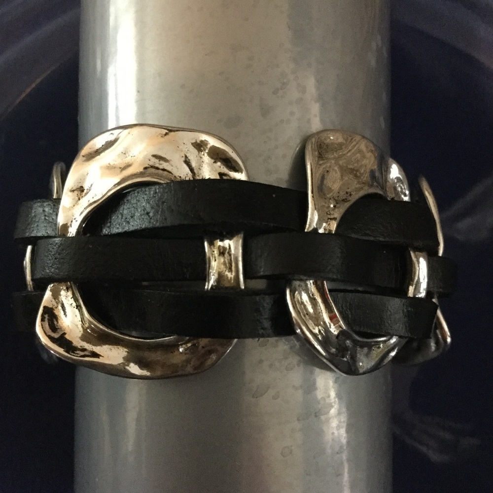 4/$20 💙 LEATHER AND SILVER COLOR BRACELET